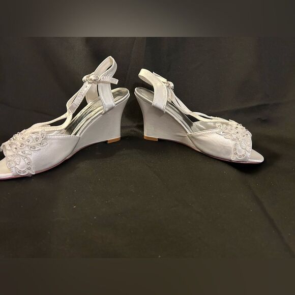 Women’s Satin Lace Peep Toe Flowers Detail Wedge Ankle Strap white size 4 - 4.5 - Picture 6 of 11